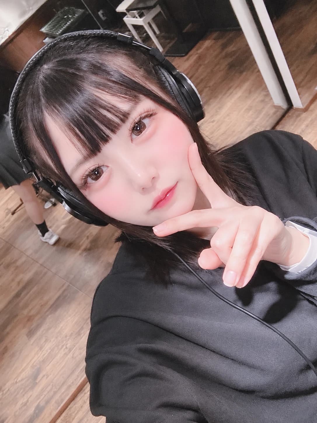 ヘッドホンをつけてポーズをとる、SNS用のイメージ写真