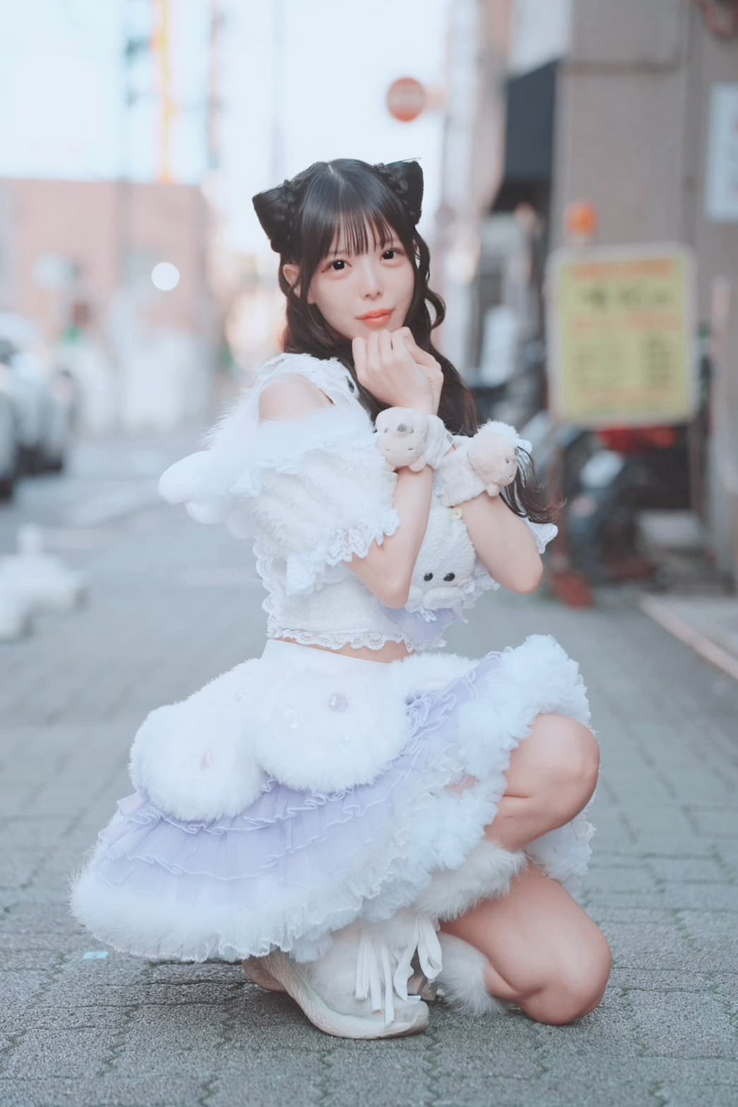 ふわふわの白い衣装で、街でポーズをとる、SNS用のイメージ写真